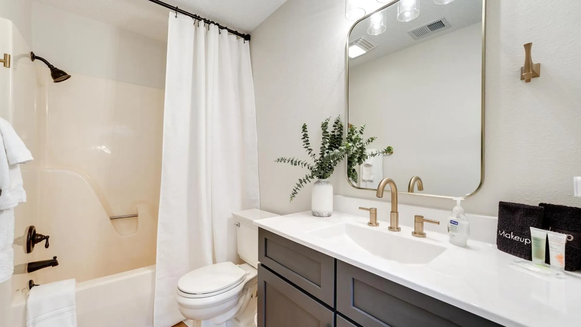 Getaway With Balcony And Amenities! ブランソン