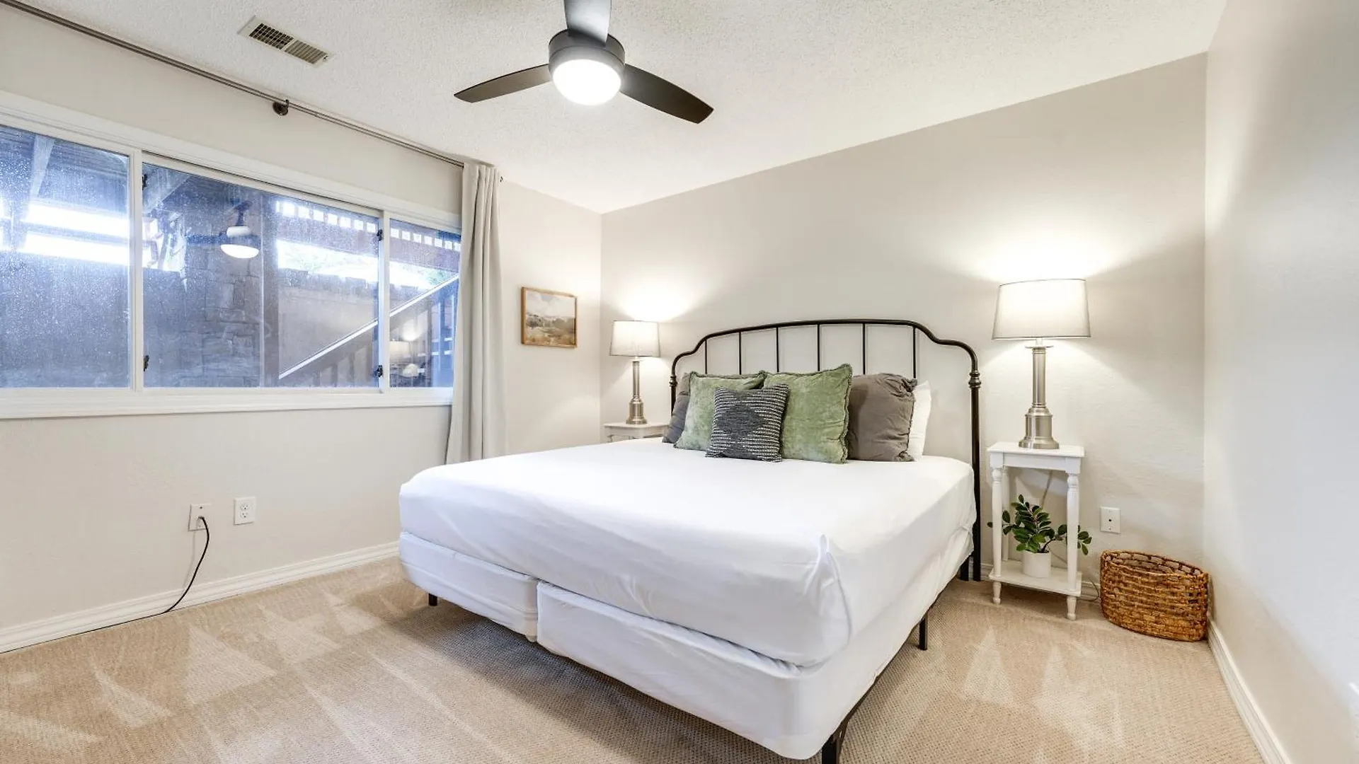 Getaway With Balcony And Amenities! ブランソン