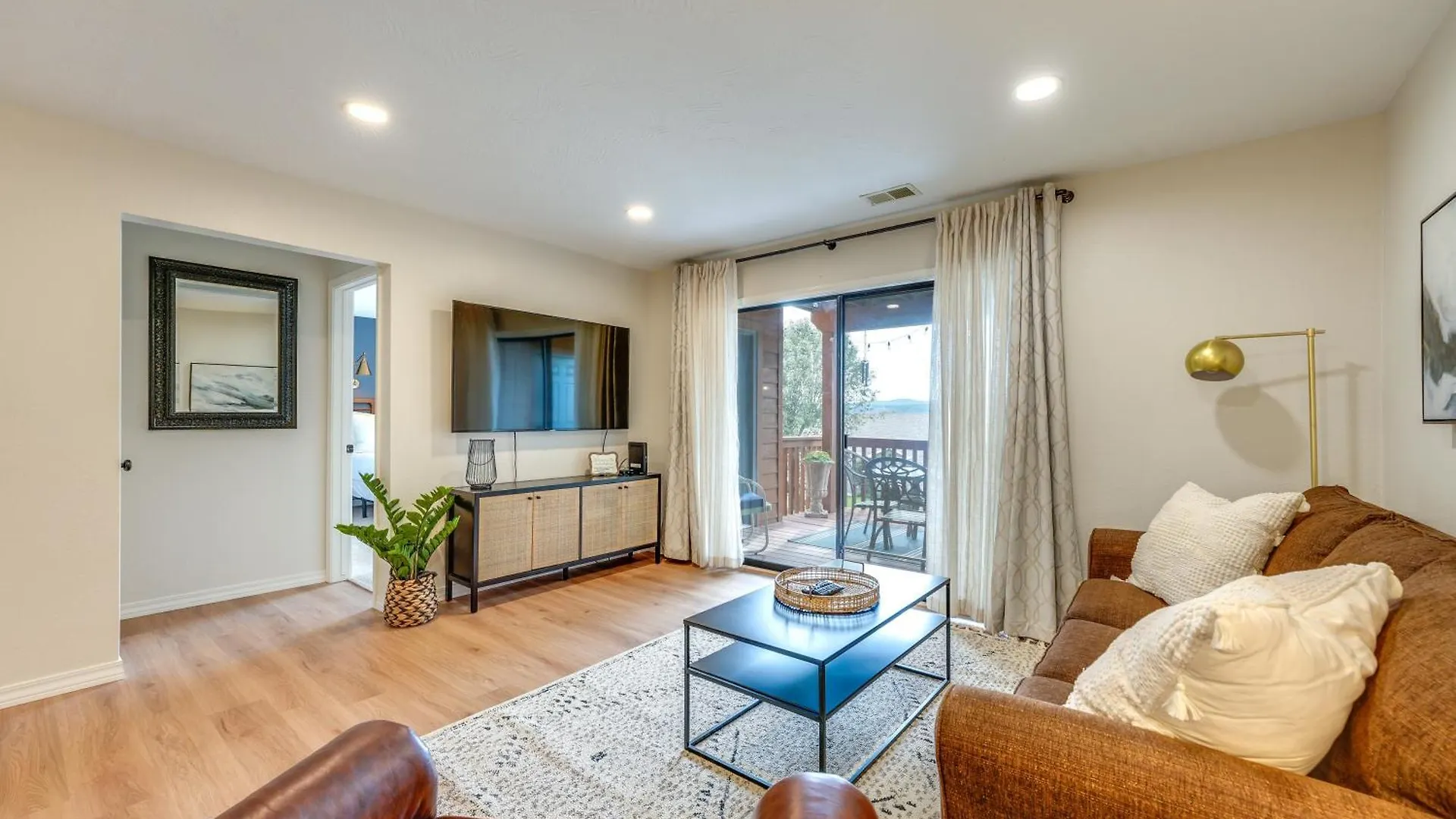 Getaway With Balcony And Amenities! *