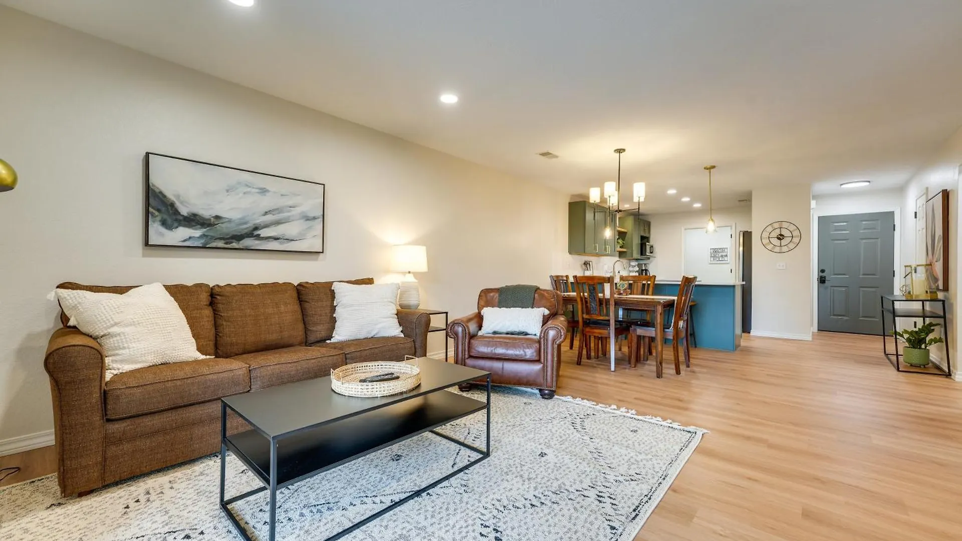 Getaway With Balcony And Amenities! *