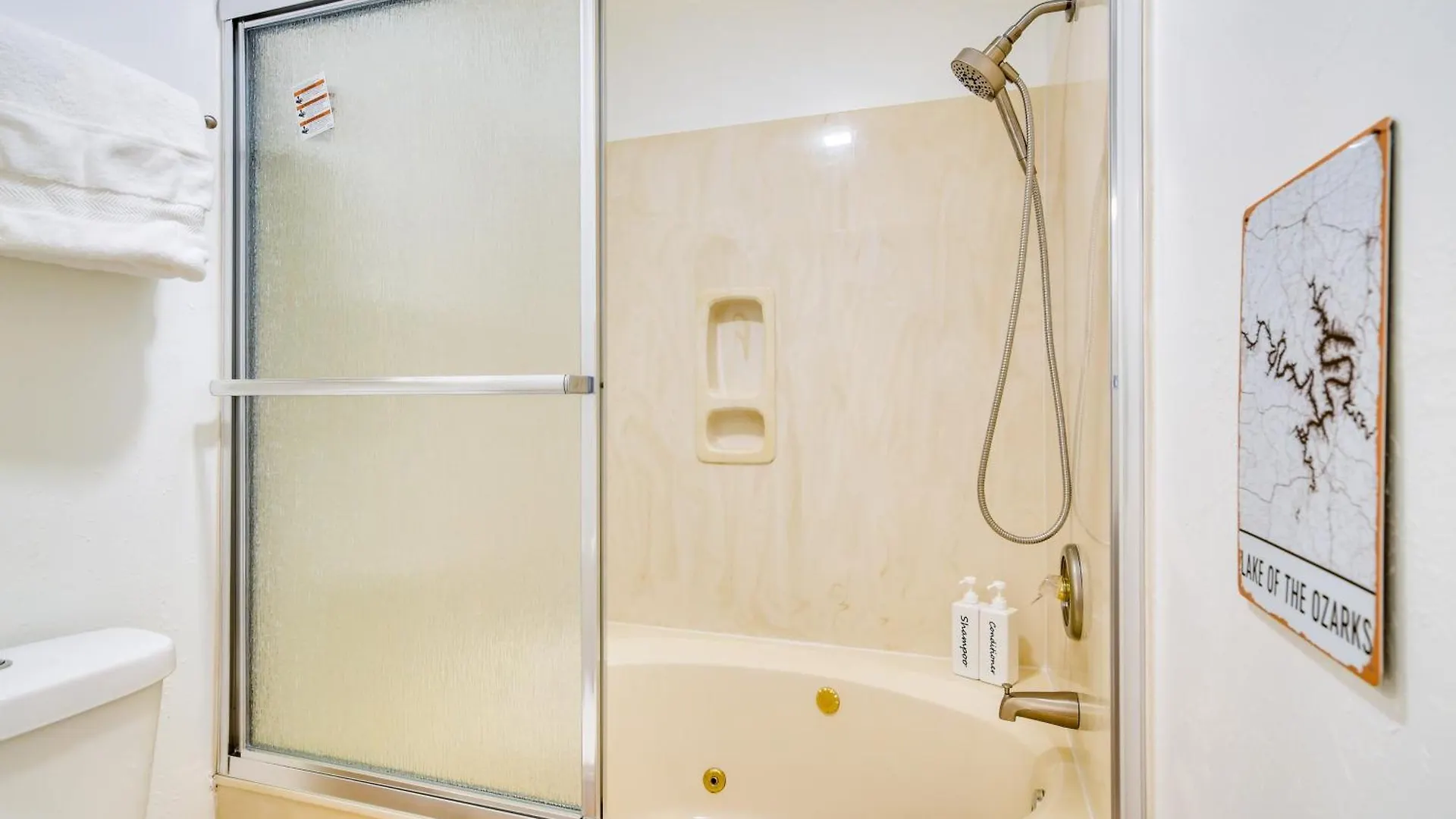 With Screened Patio, Pool Access Branson