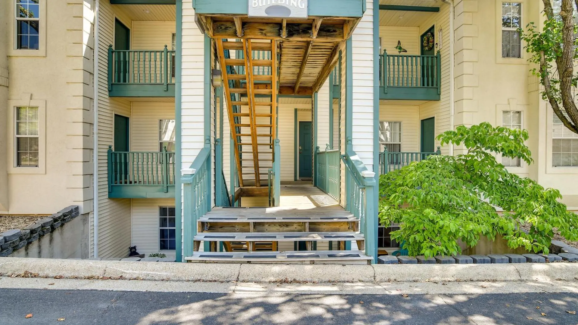 With Screened Patio, Pool Access Branson