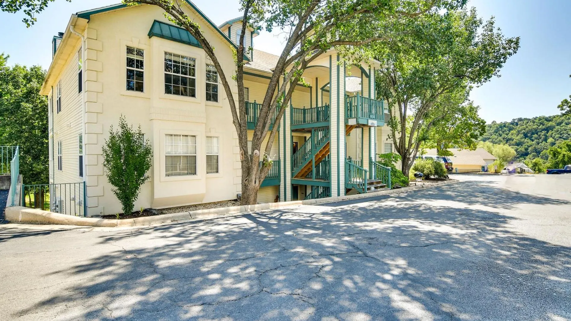 With Screened Patio, Pool Access * Branson