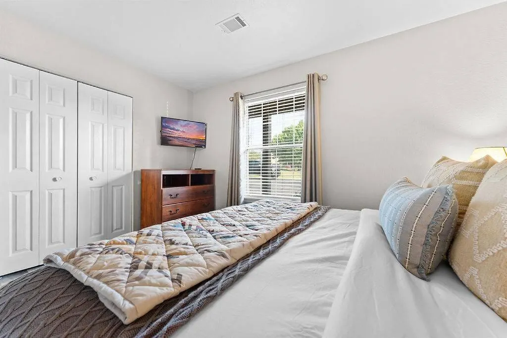 Tucked Away 1bd With King Bed Close To It All! Apartment