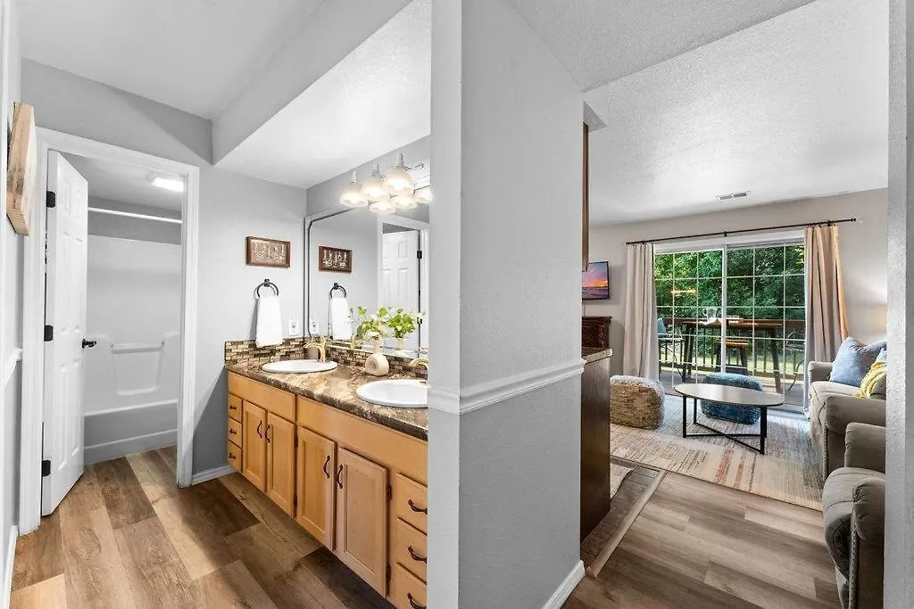 Tucked Away 1bd With King Bed Close To It All! *