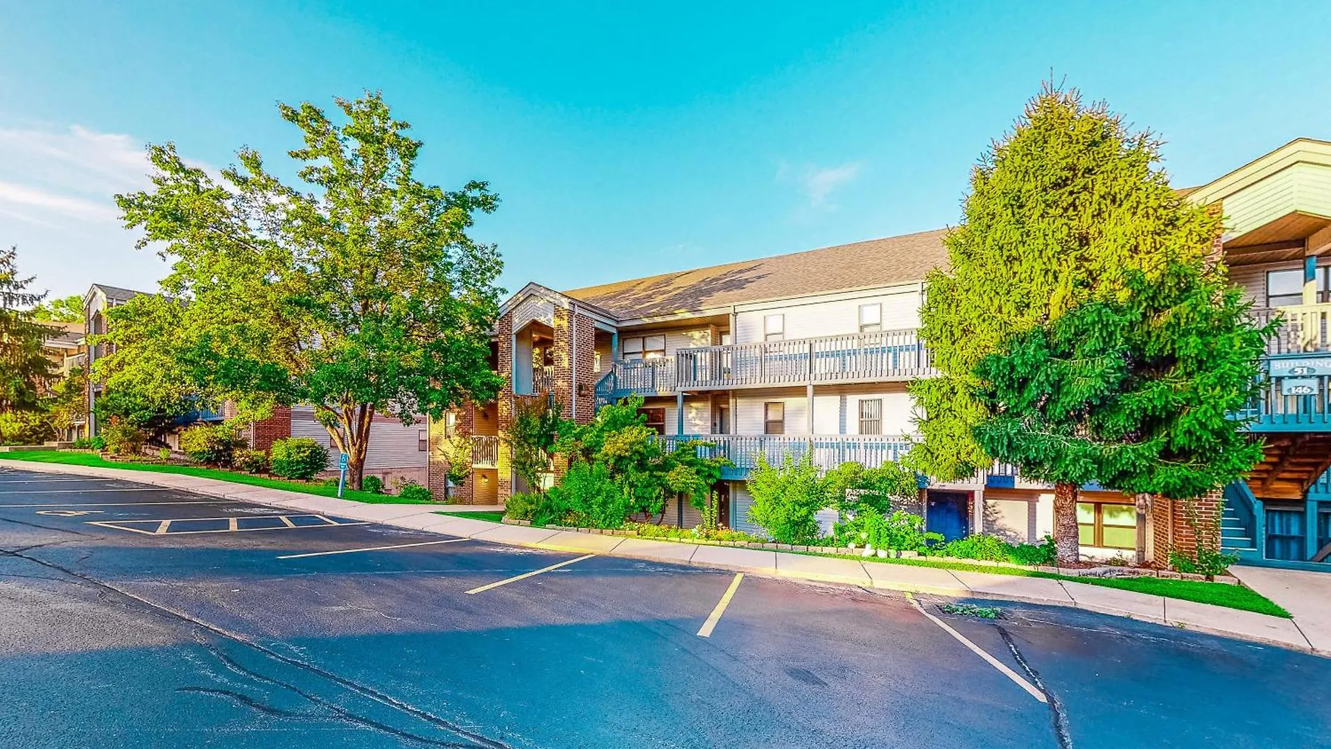 Lofty Retreat & Paradise Pointe Holiday home Branson