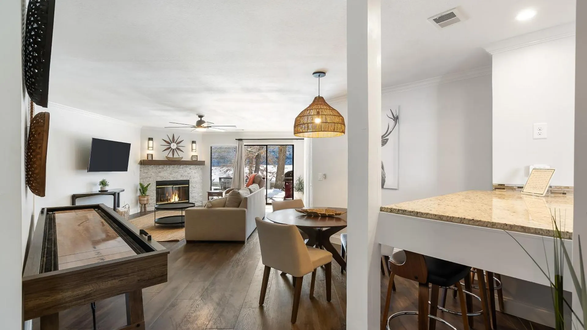 Lavish Escape With And Access Apartment *