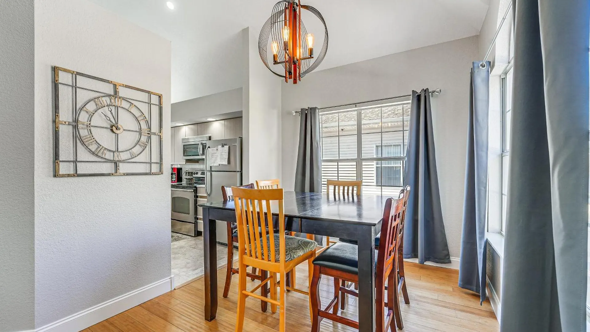 With Amenities And Marina Views! Apartment