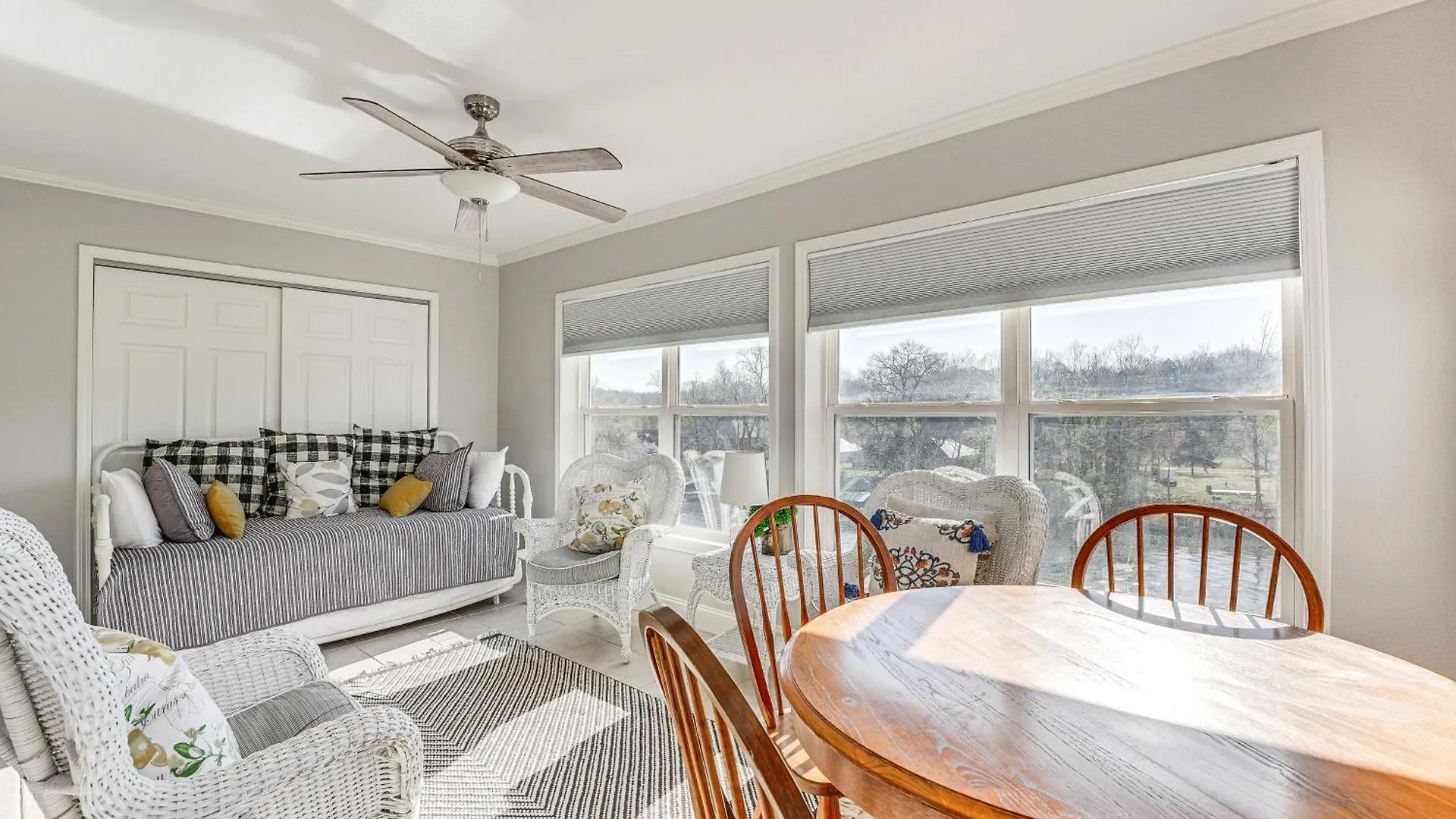 Apartment With Amenities And Marina Views!