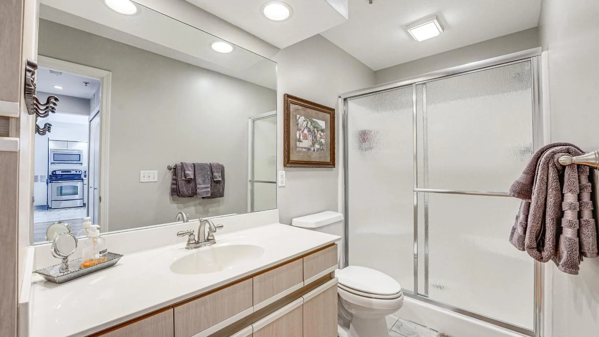 With Amenities And Marina Views! Apartment