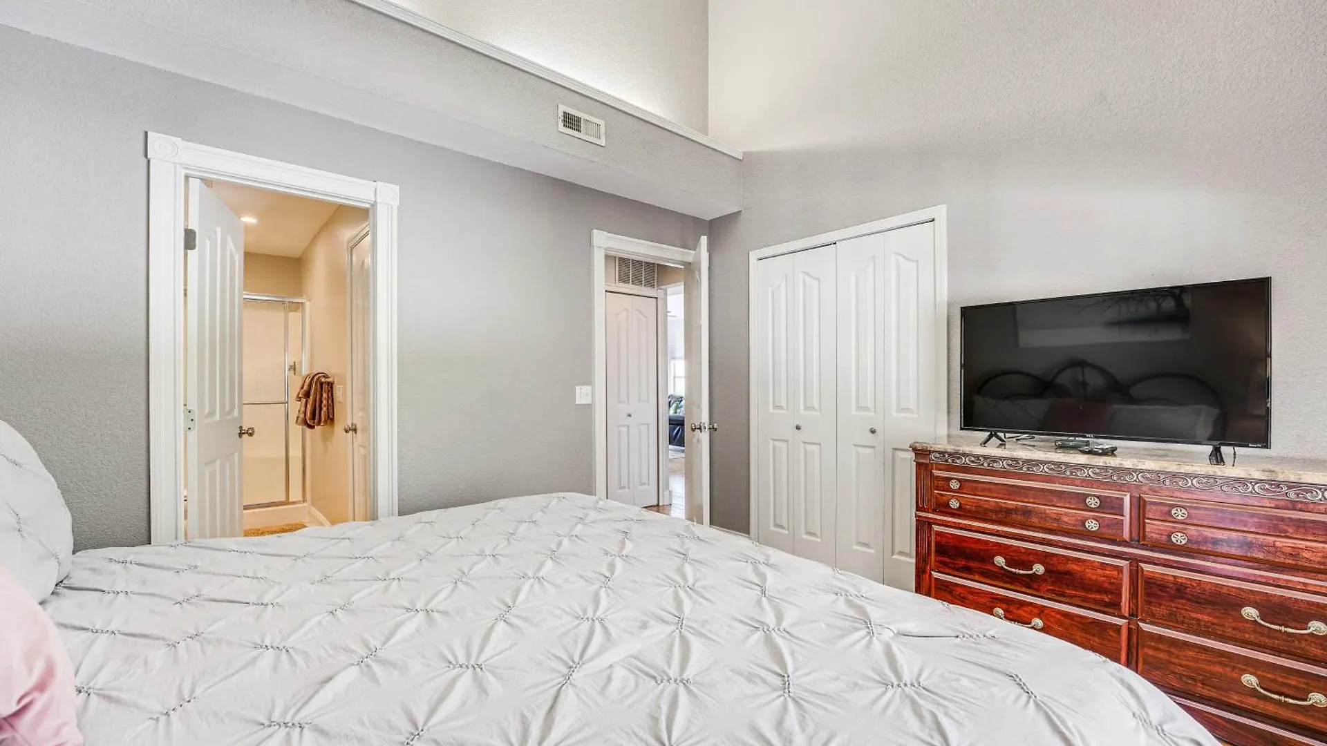 With Amenities And Marina Views! Apartment *