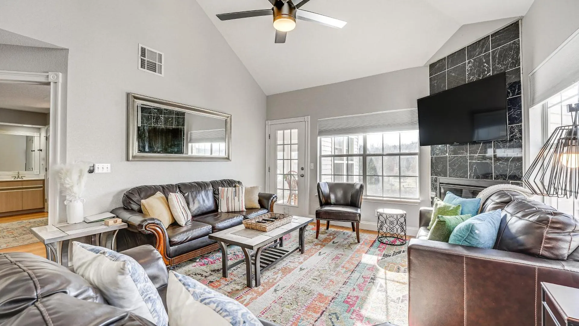 Apartment With Amenities And Marina Views! *