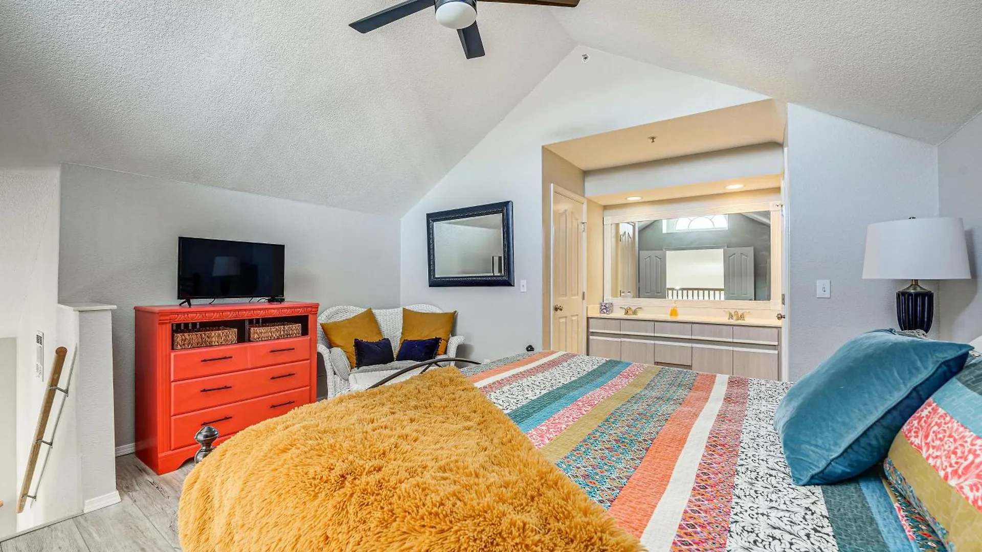 With Amenities And Marina Views! Apartment *