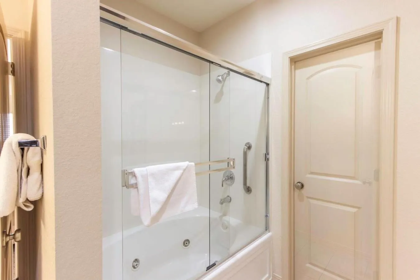 With A Walkout And Elevator Access At Thousand Hills And Next To 76 Daire *
