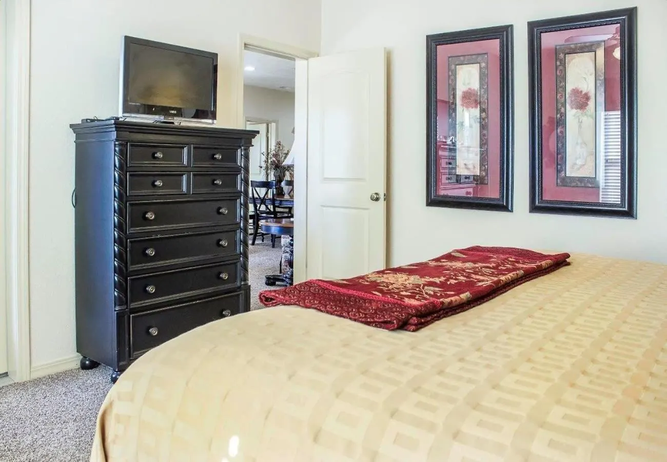 With A Walkout And Elevator Access At Thousand Hills And Next To 76 Daire
