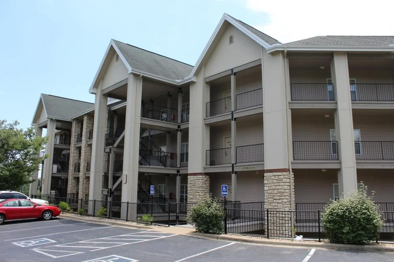 Daire With A Walkout And Elevator Access At Thousand Hills And Next To 76