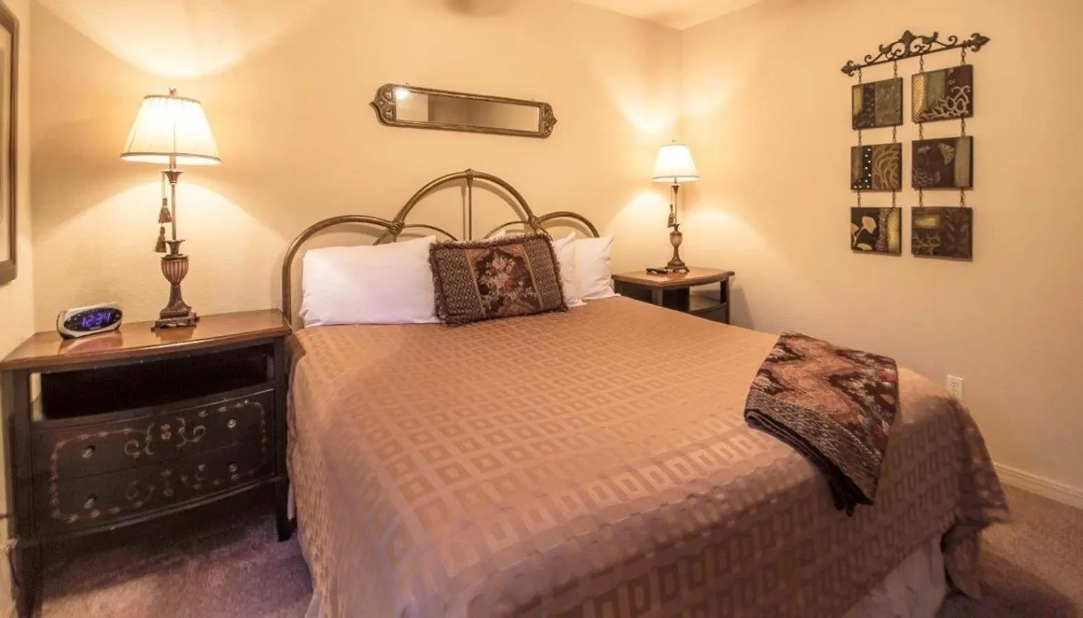 With A Walkout And Elevator Access At Thousand Hills And Next To 76 Daire Branson