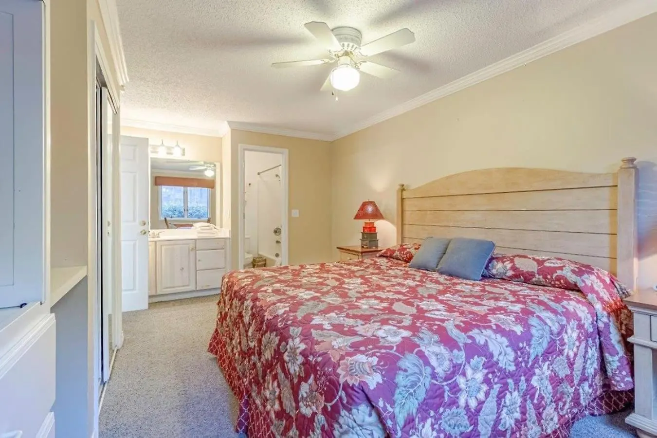 Apartment On Table Rock With Views And Pool And Wifi Near Silver Dollar *