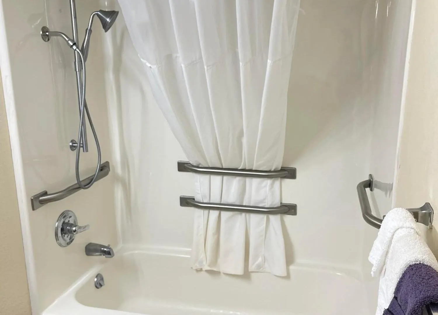 Carriage House Hotel