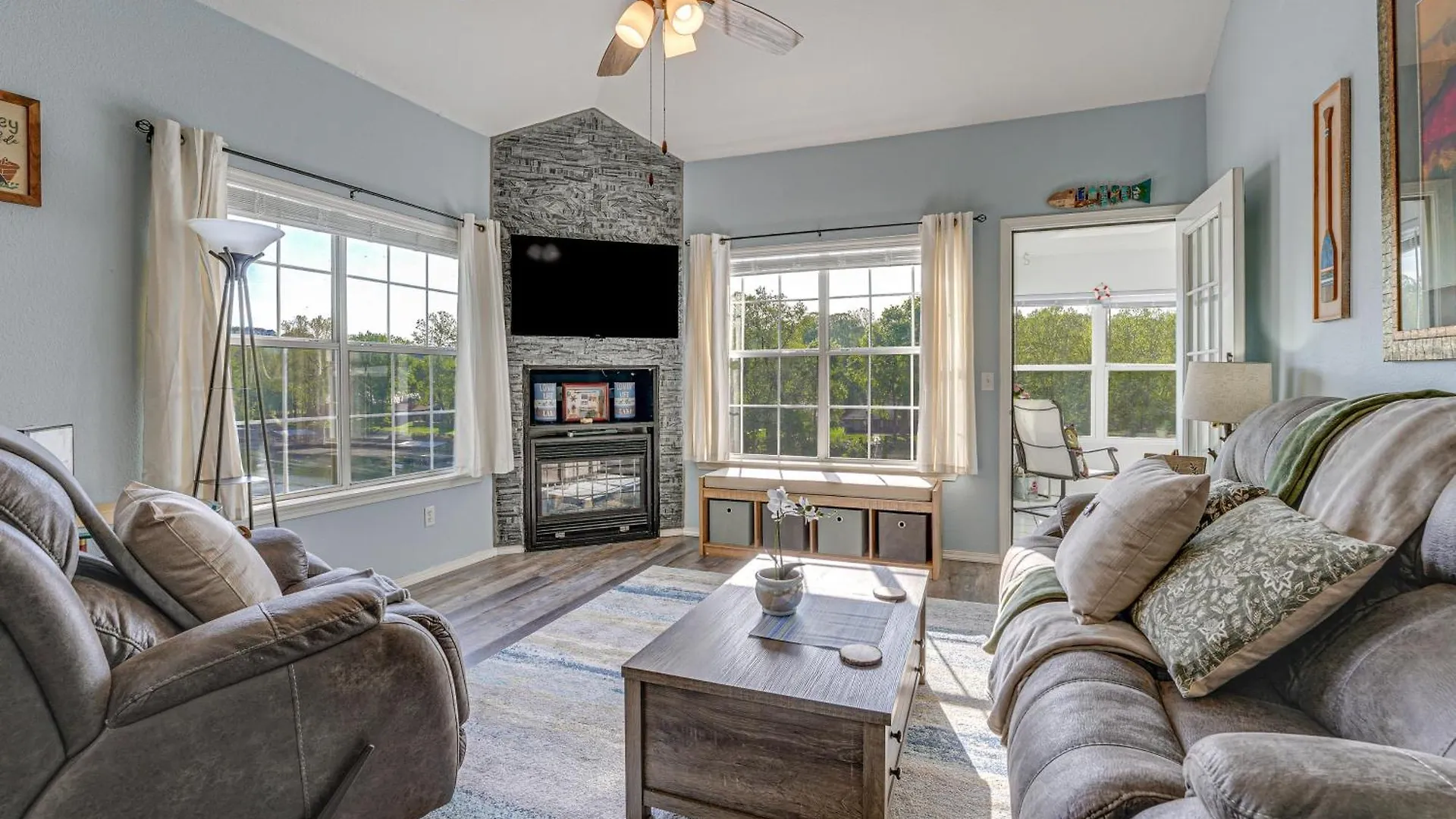 Apartment Updated With Taneycomo Views! *