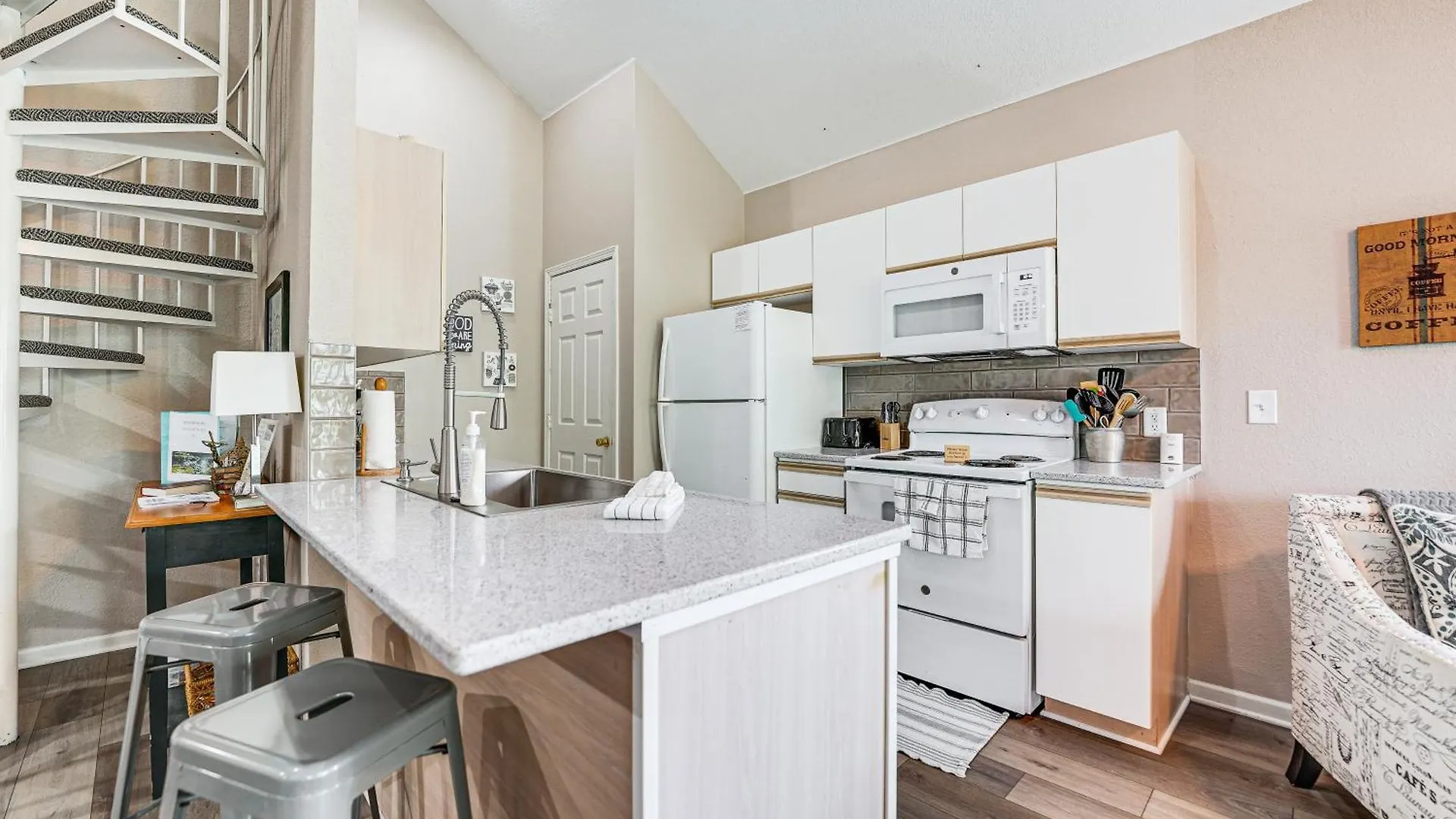 On Golf Course, 4 Mi To Downtown Apartment *