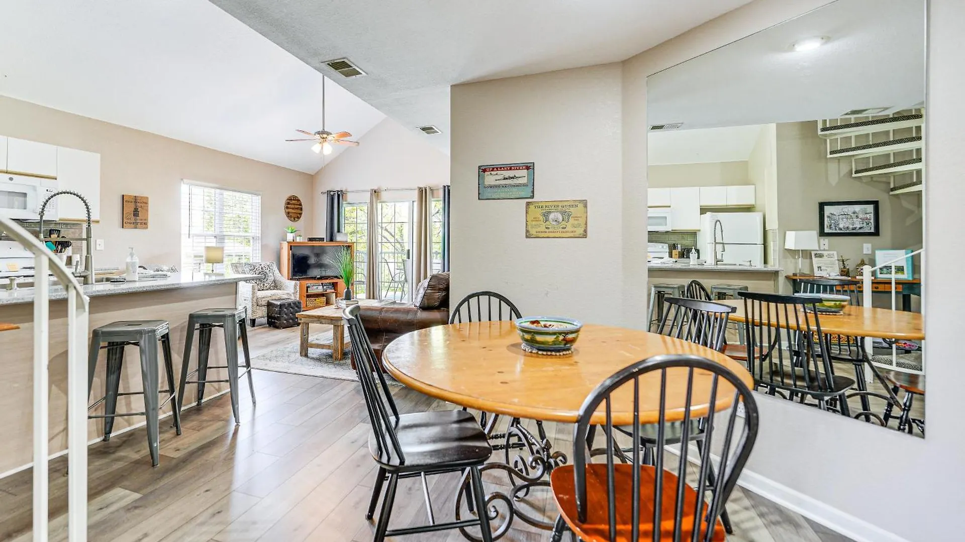 On Golf Course, 4 Mi To Downtown Apartment *
