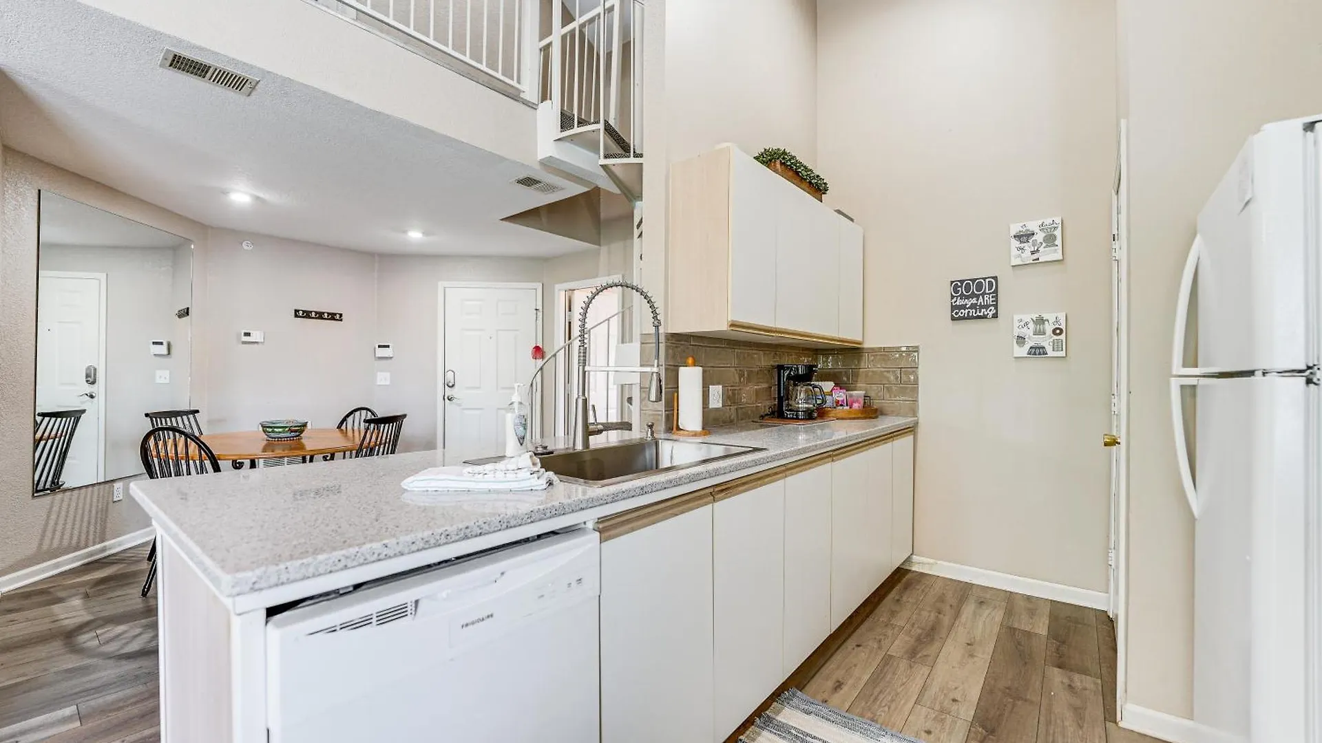 On Golf Course, 4 Mi To Downtown Apartment *