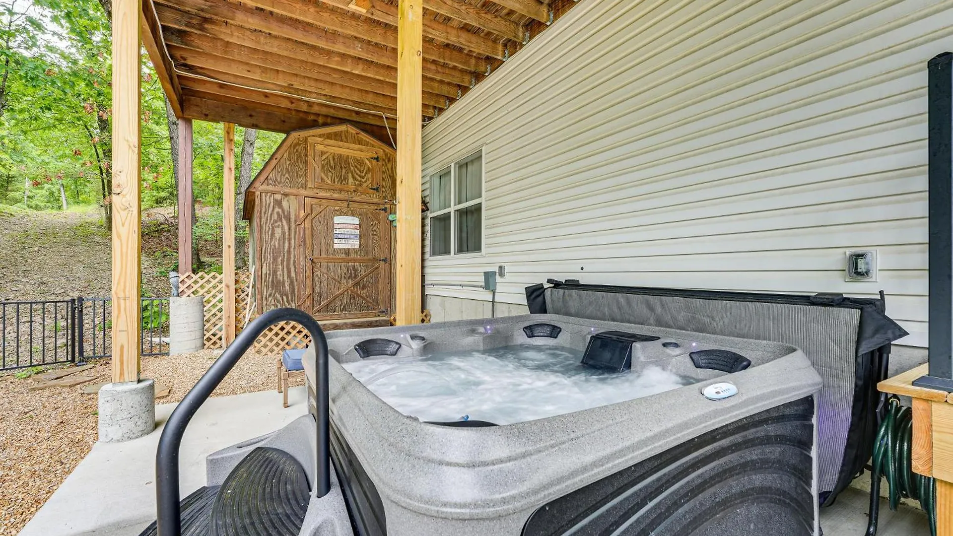 Holiday home Secluded Escape With Pool And Game Room!