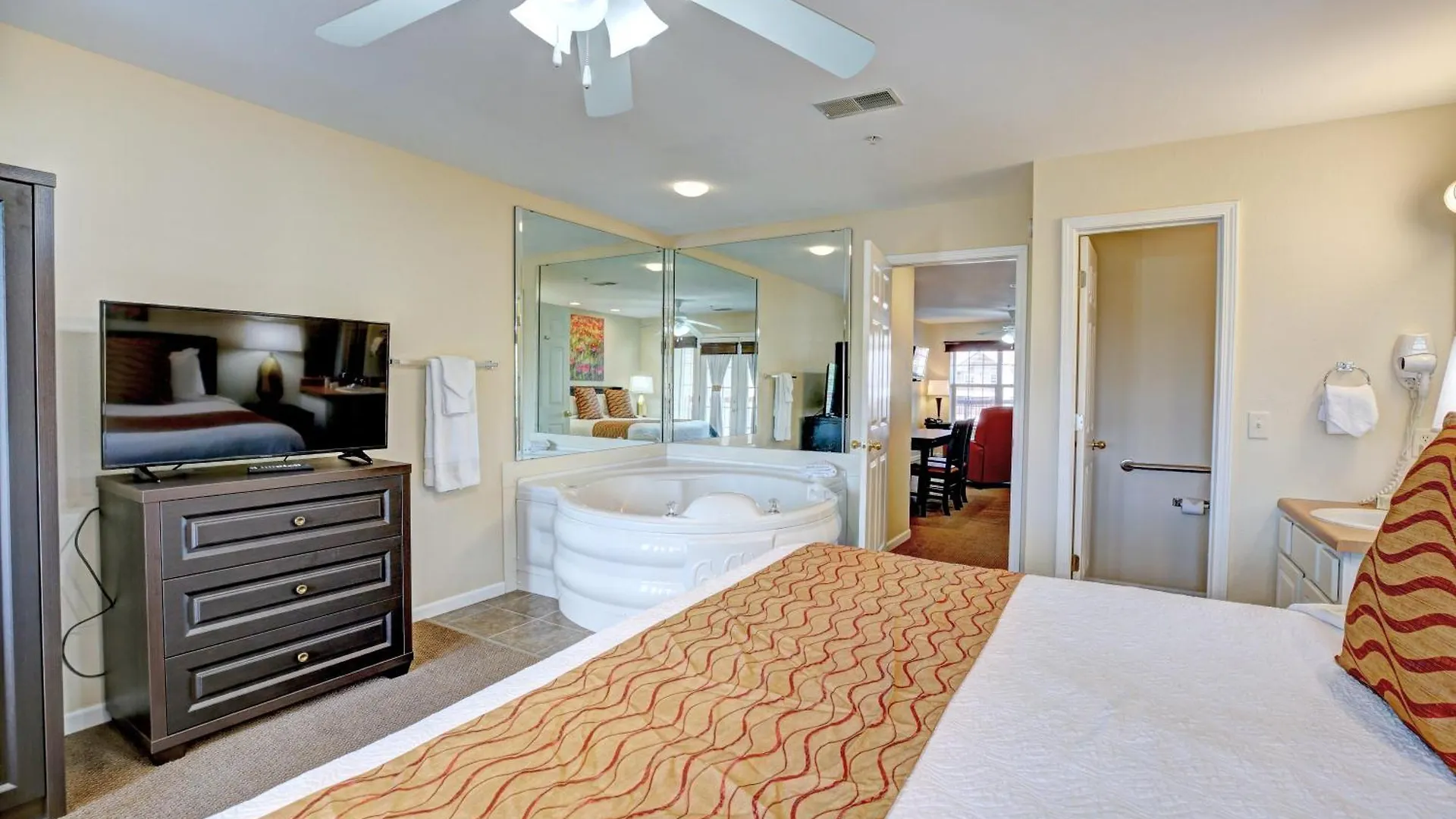 Grand Crowne Hotel 4*
