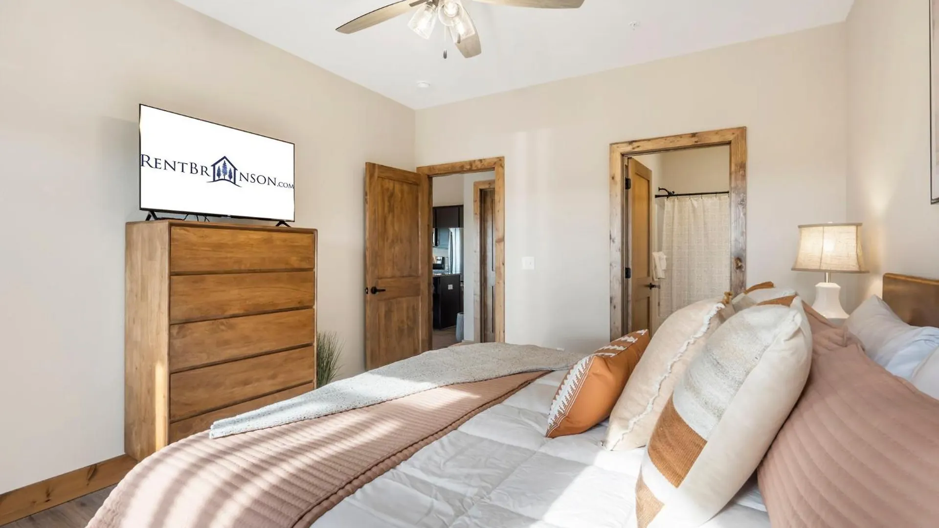 Private Hot Tub-free Attraction Tickets-lake Lookout-community Indoor & Outdoor Pools