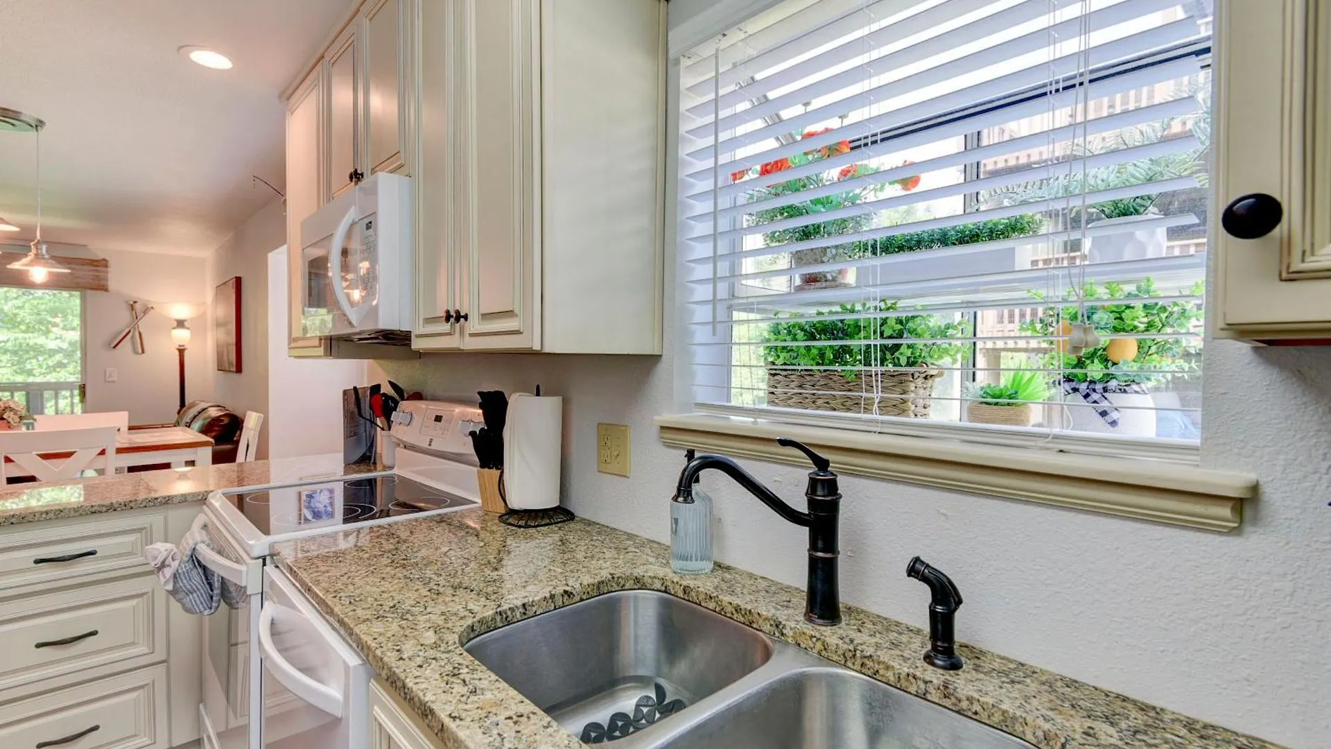 Beautiful Getaway-next To Silver Dollar &tablerock-family Amenities Branson