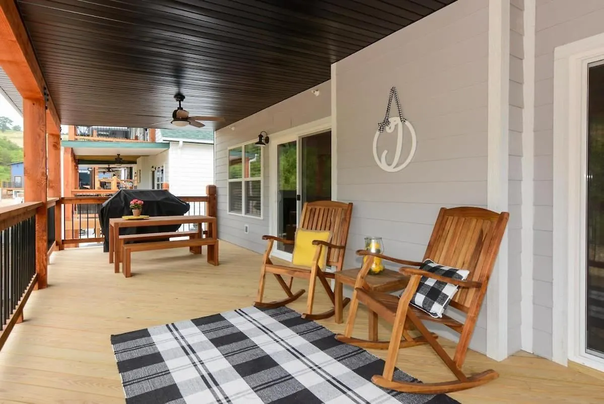 Livin' The Dream- Indoor Outdoor Pool & Private Hot Tub Holiday home Branson
