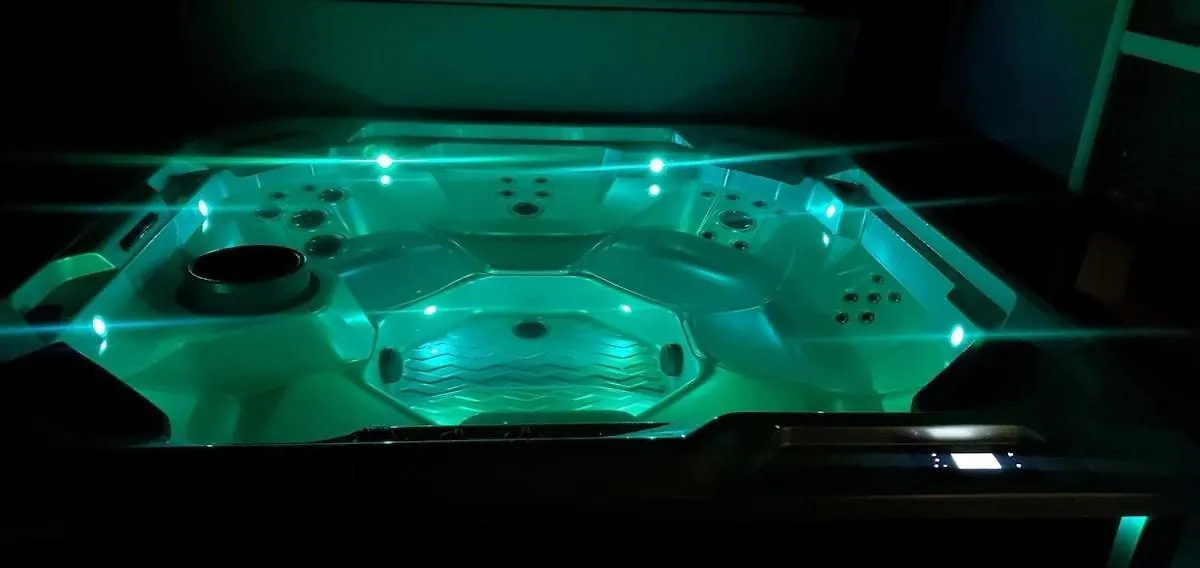 Livin' The Dream- Indoor Outdoor Pool & Private Hot Tub *