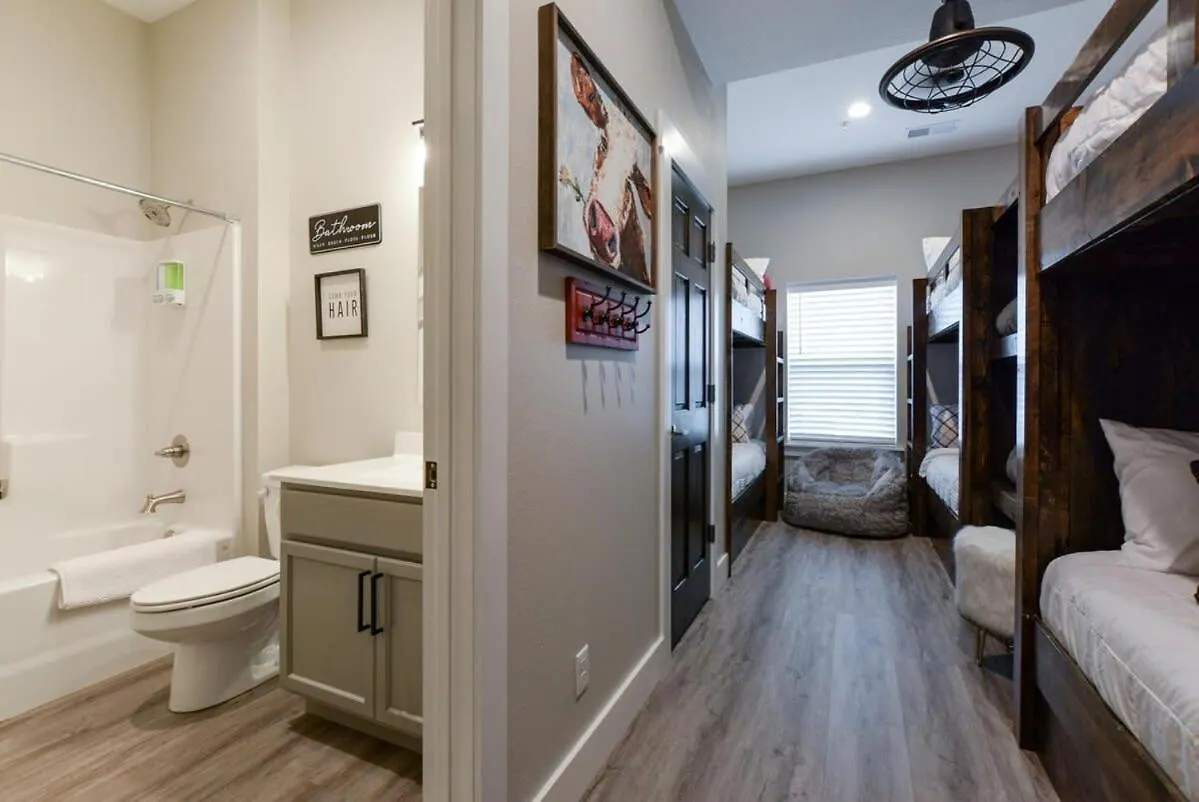 Livin' The Dream- Indoor Outdoor Pool & Private Hot Tub * Branson