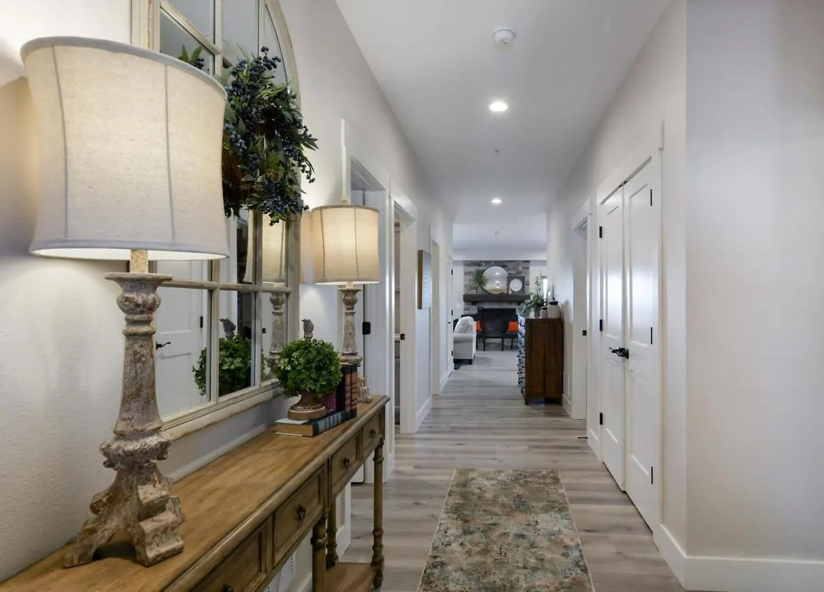 Journey's Remedy -lake View Sleeps 30 *
