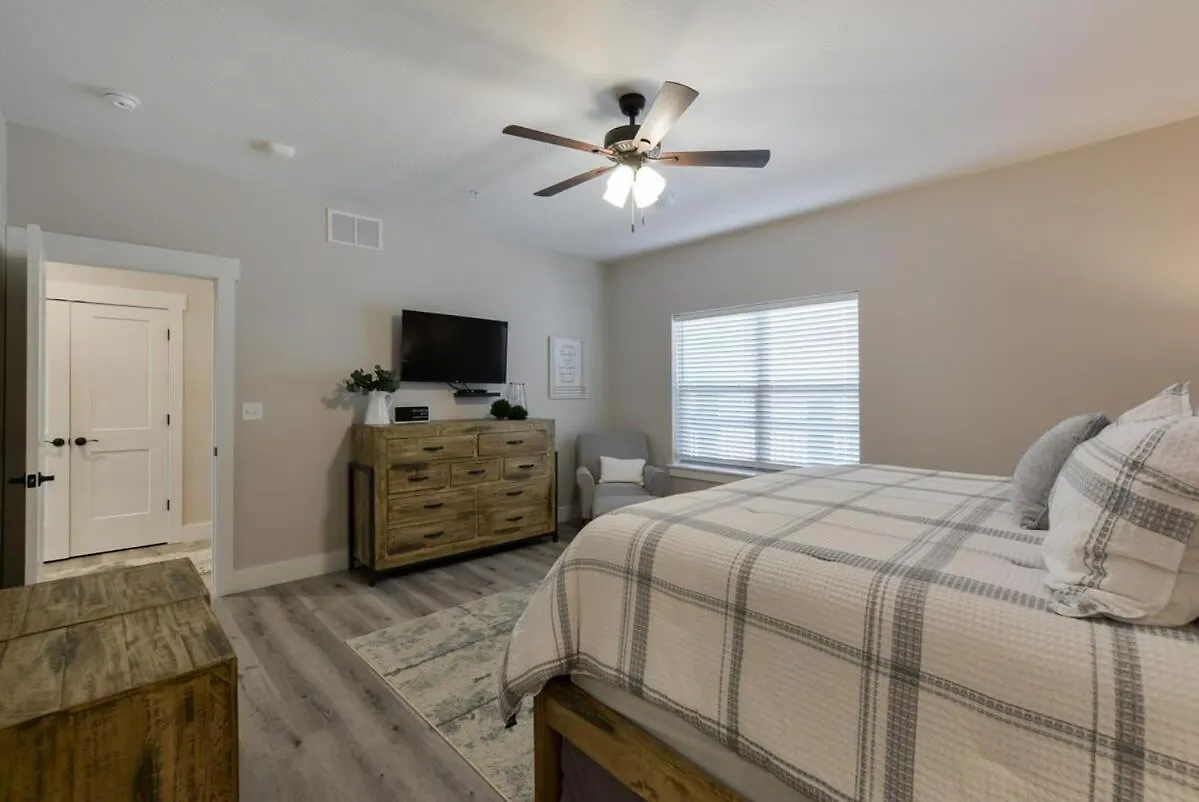 Journey's Remedy -lake View Sleeps 30 * Branson