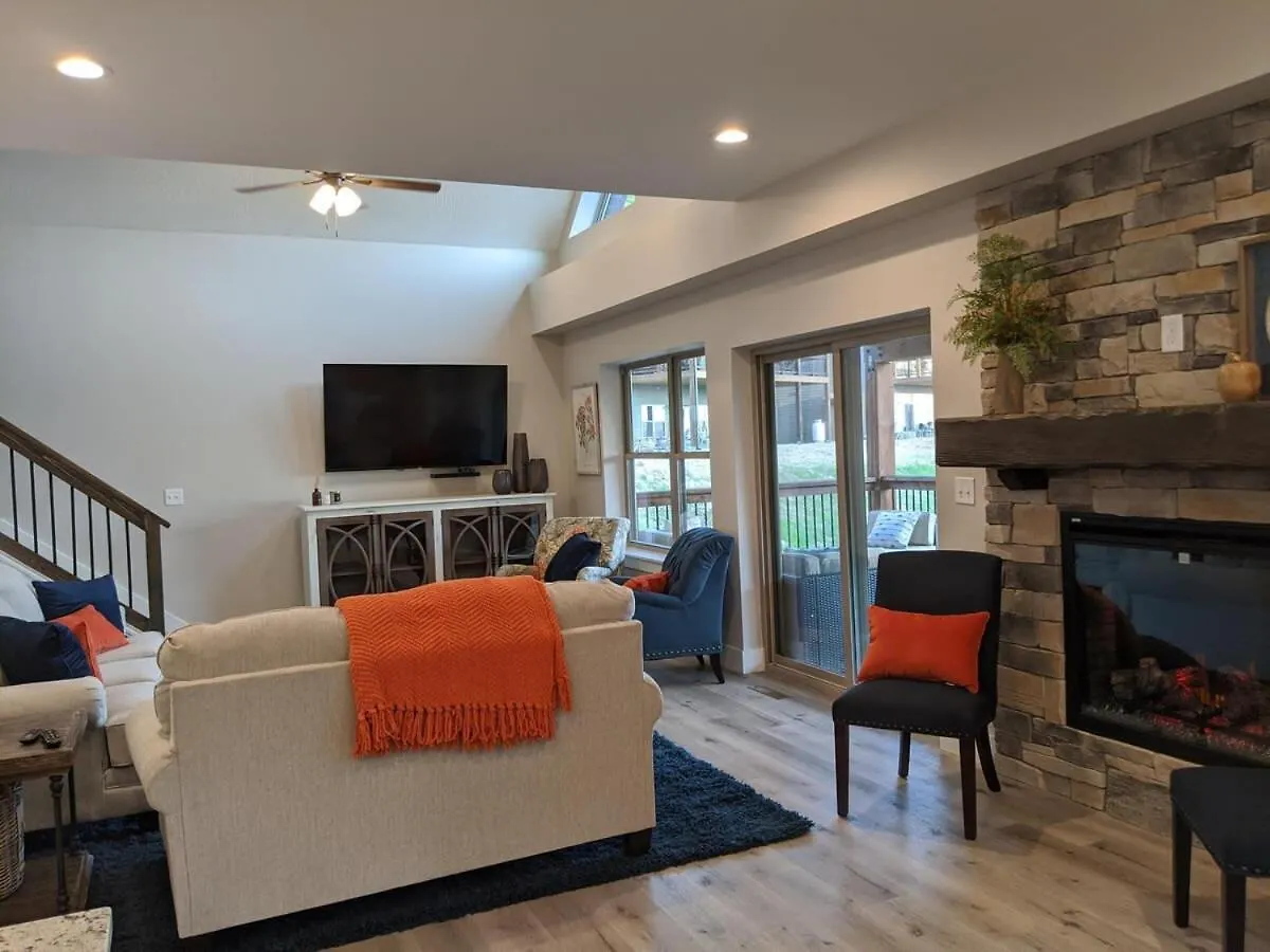 Journey's Remedy -lake View Sleeps 30 Holiday home *