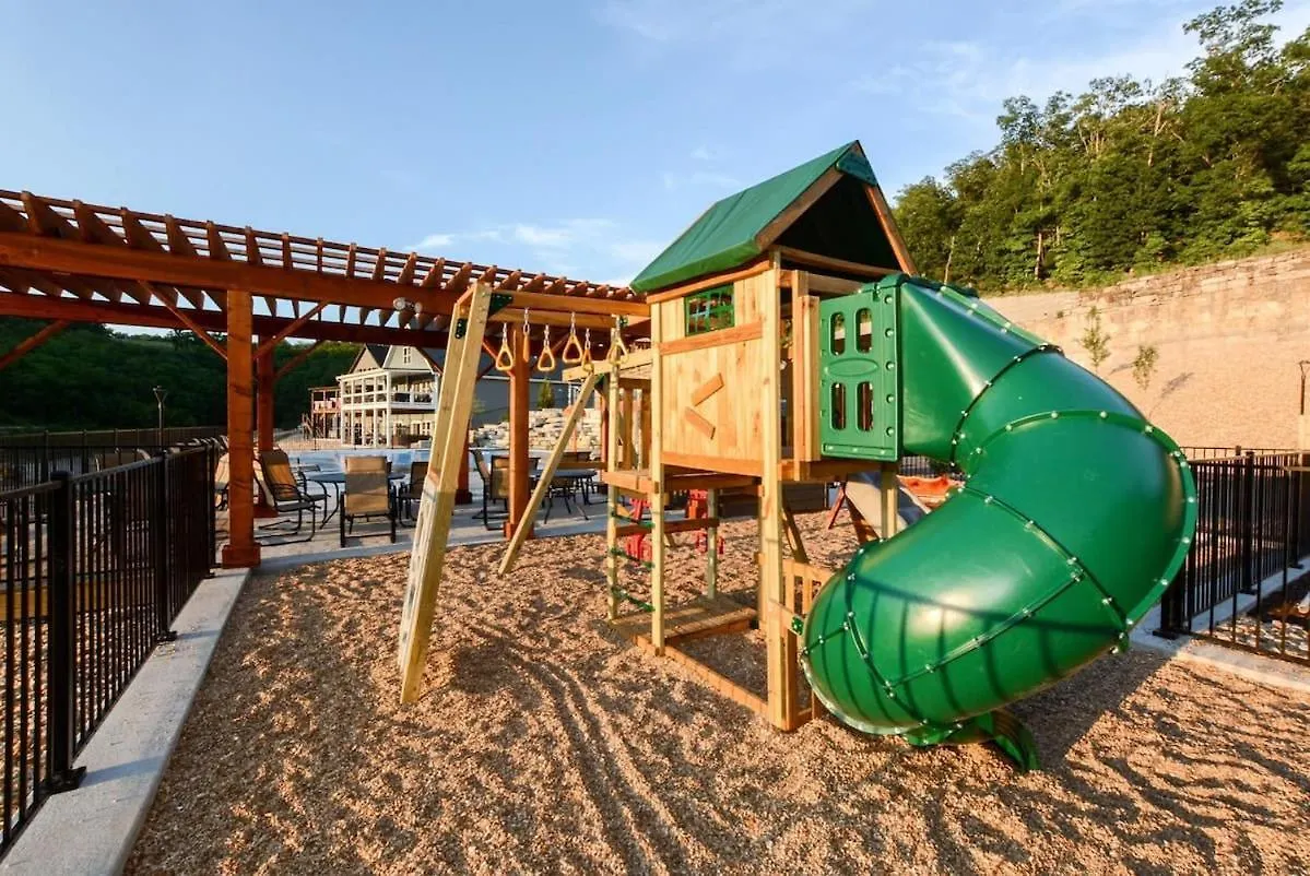 Journey's Remedy -lake View Sleeps 30 Holiday home *