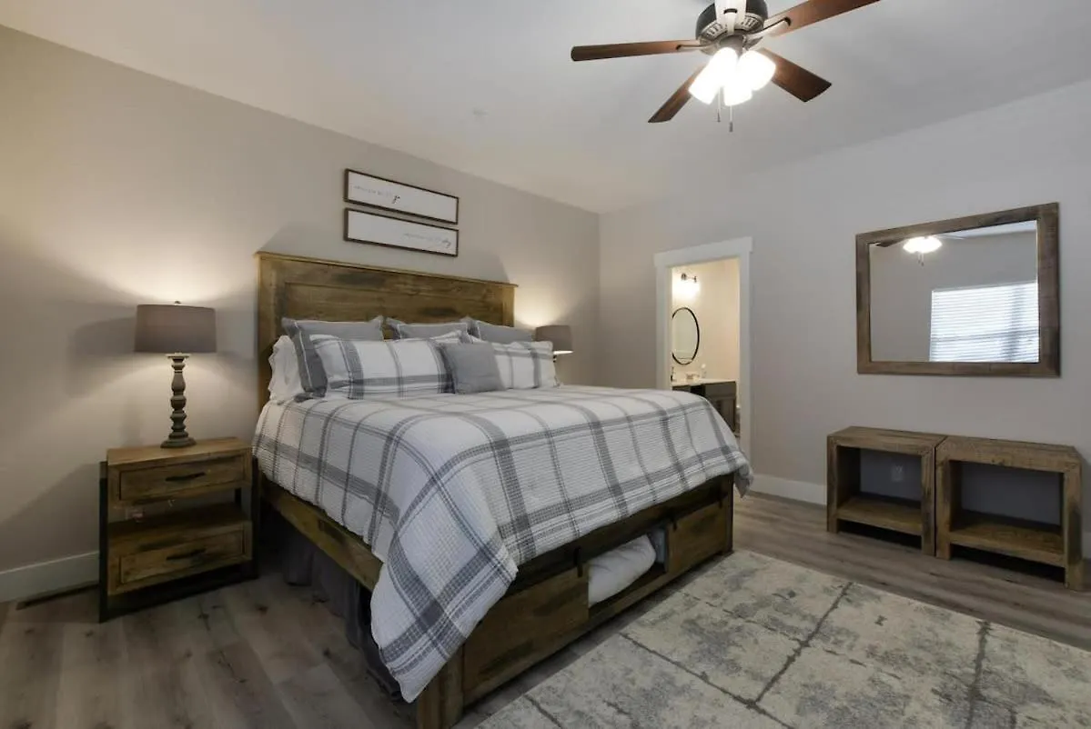 Journey's Remedy -lake View Sleeps 30 *