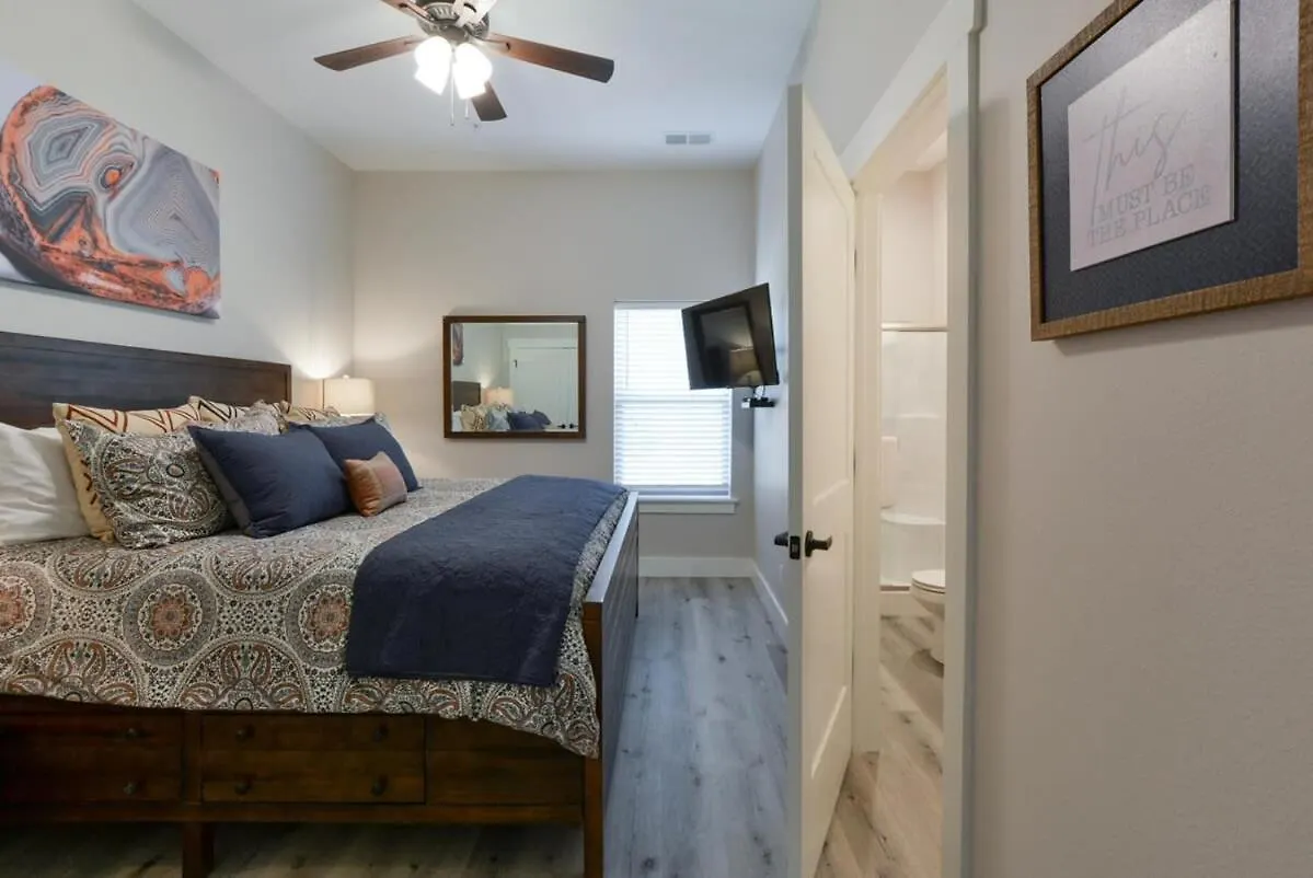 Journey's Remedy -lake View Sleeps 30 Holiday home