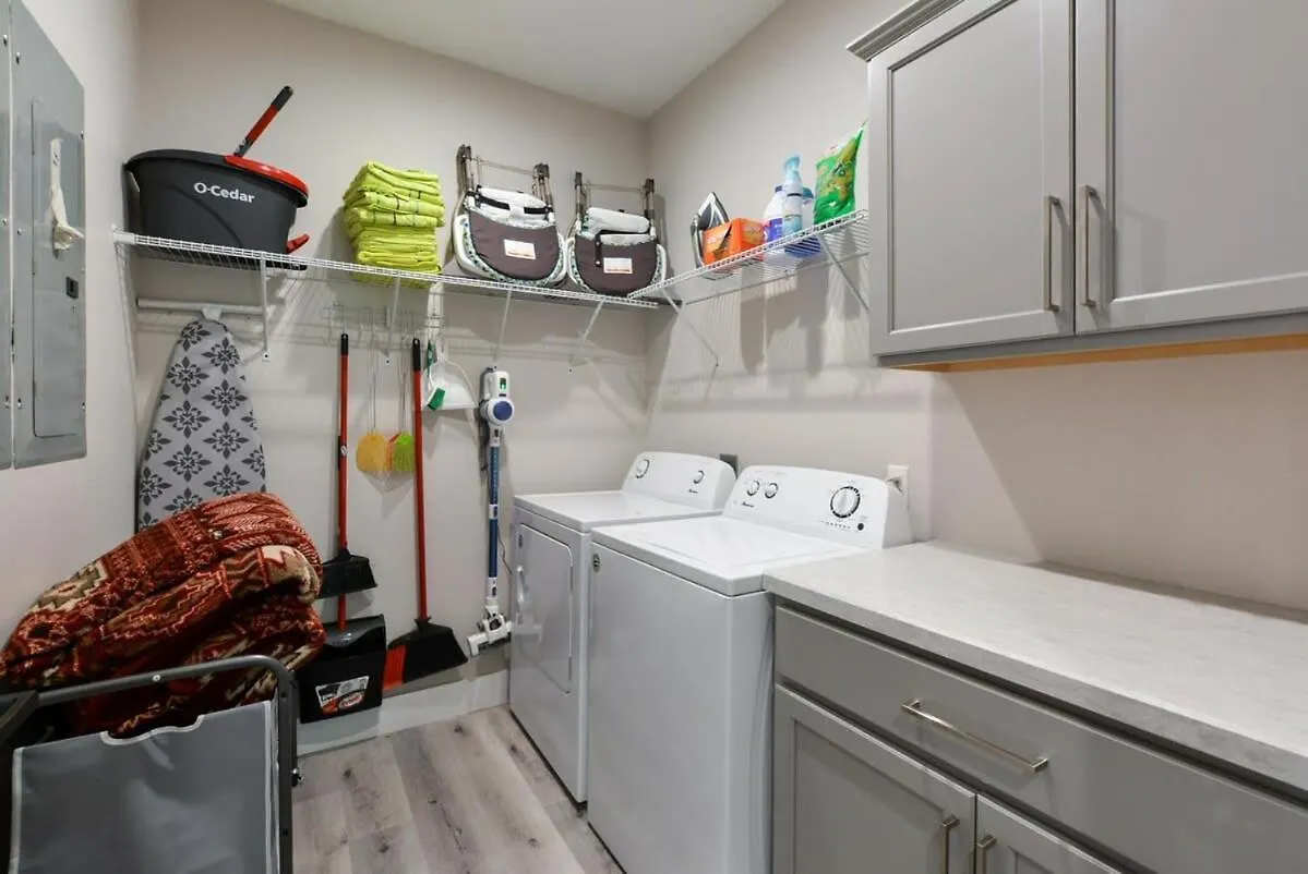Journey's Remedy -lake View Sleeps 30 Holiday home *