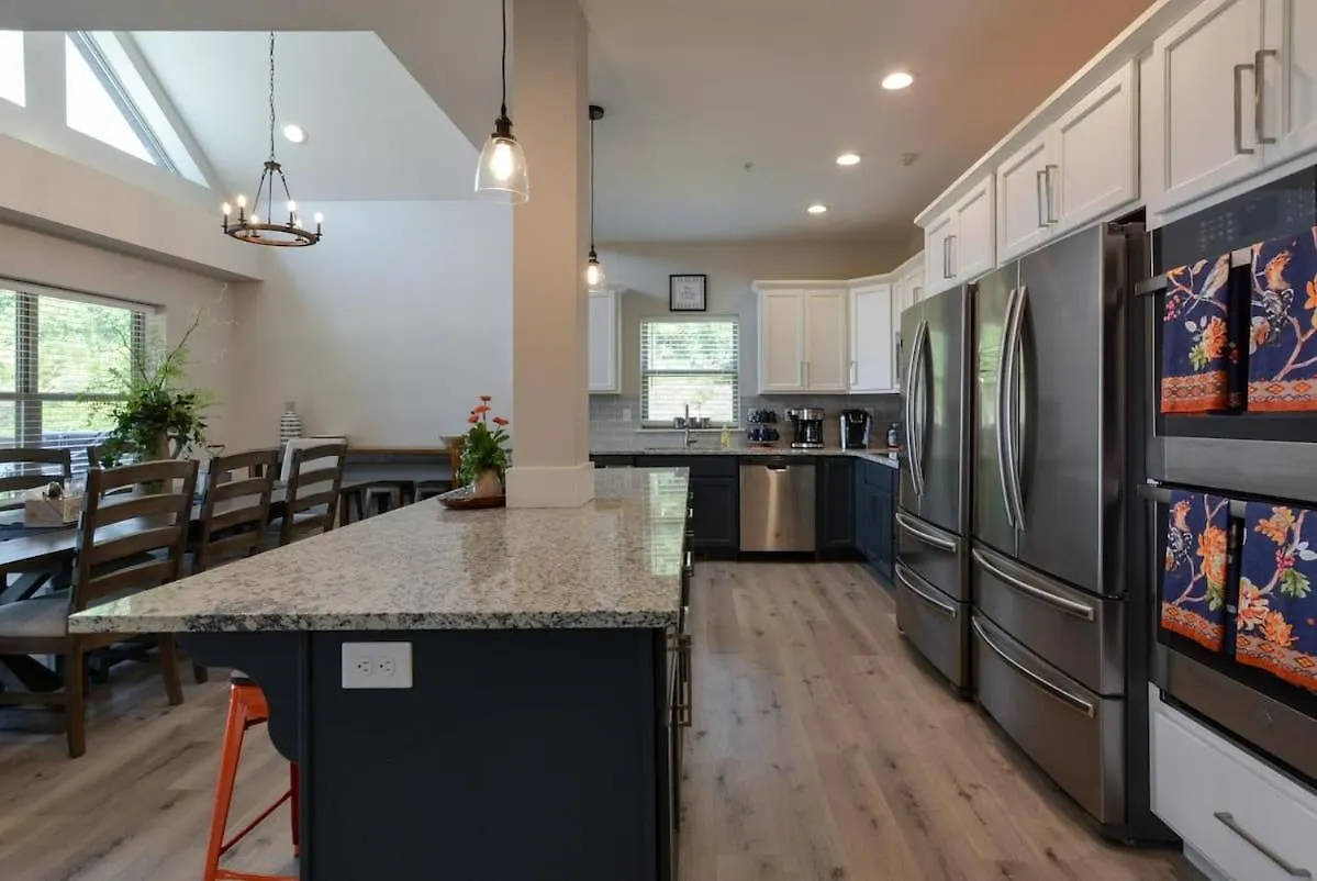 Journey's Remedy -lake View Sleeps 30 *