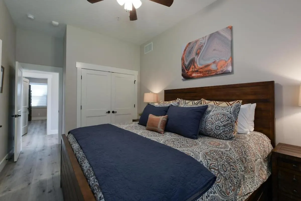 Journey's Remedy -lake View Sleeps 30 Branson