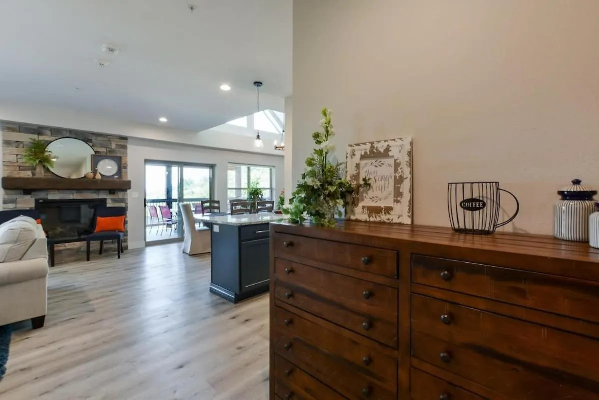 Journey's Remedy -lake View Sleeps 30 Holiday home *
