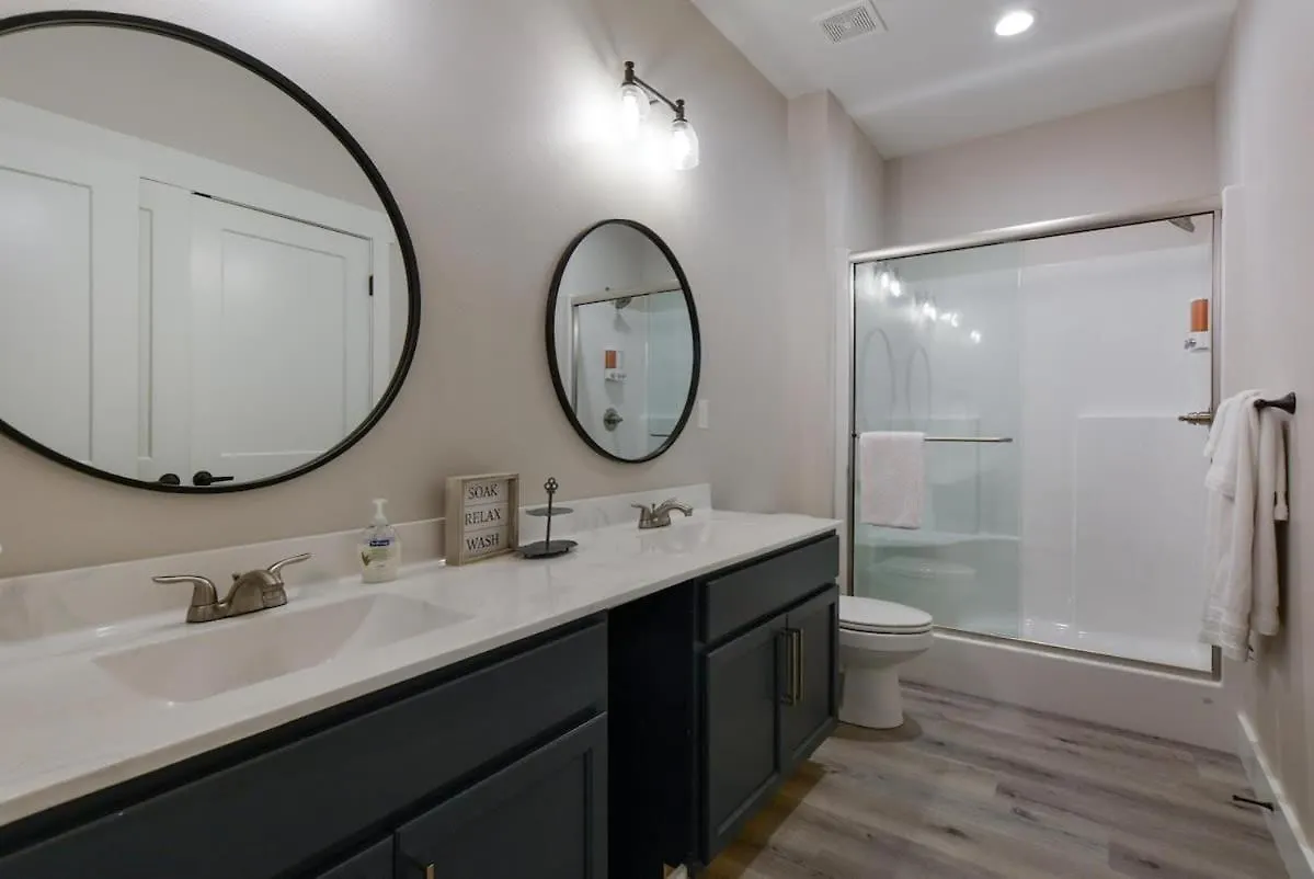 Journey's Remedy -lake View Sleeps 30 *