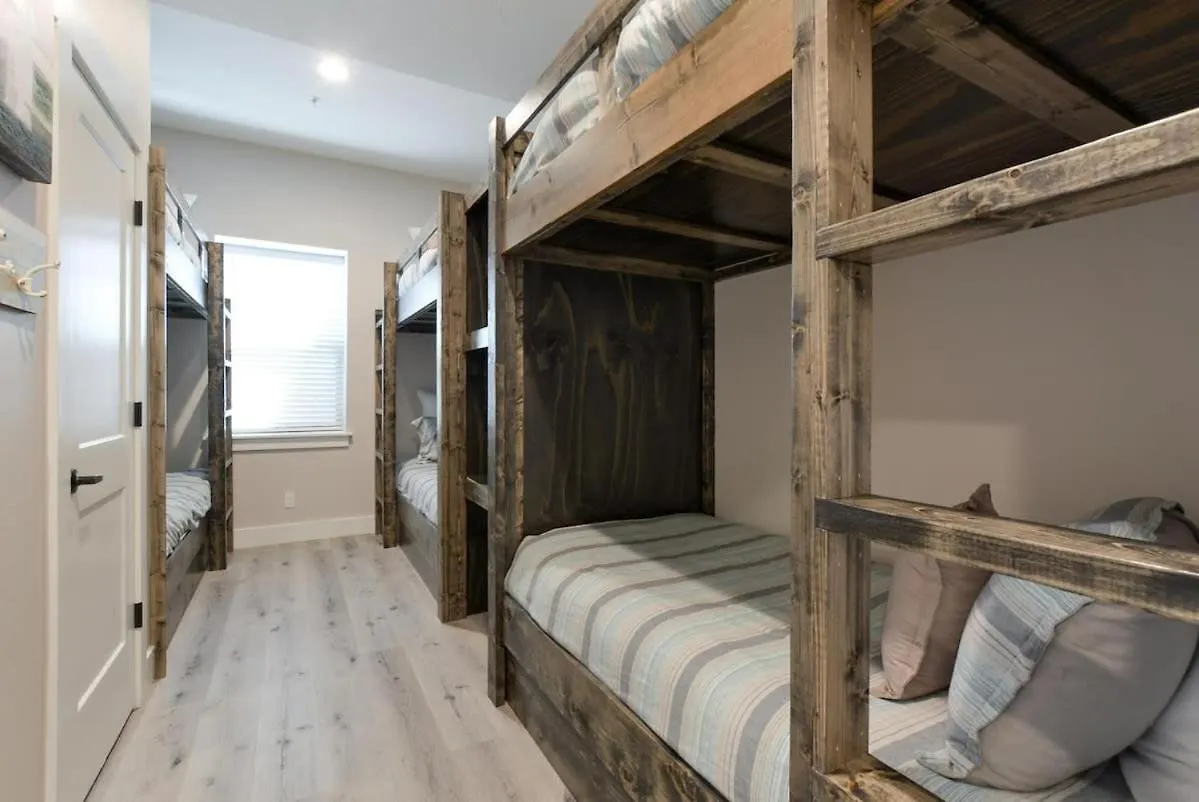 Journey's Remedy -lake View Sleeps 30 Holiday home