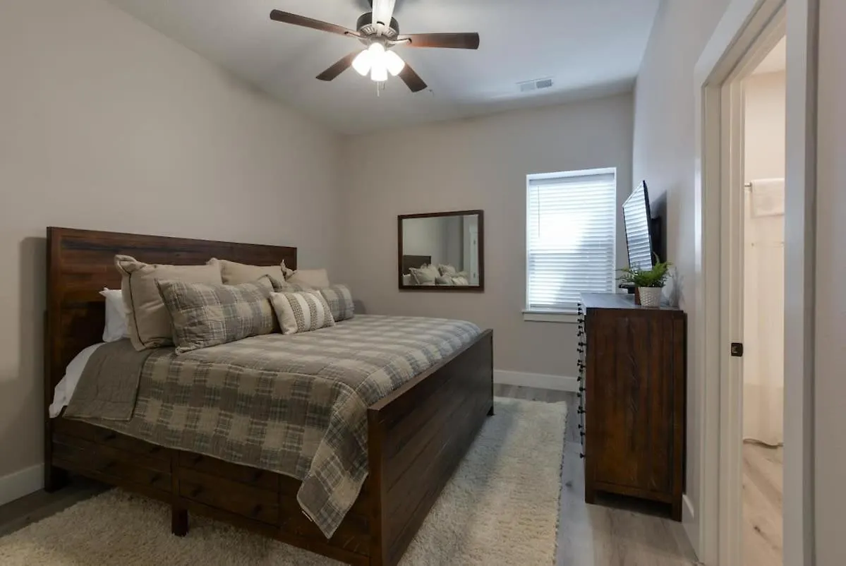 Journey's Remedy -lake View Sleeps 30 *