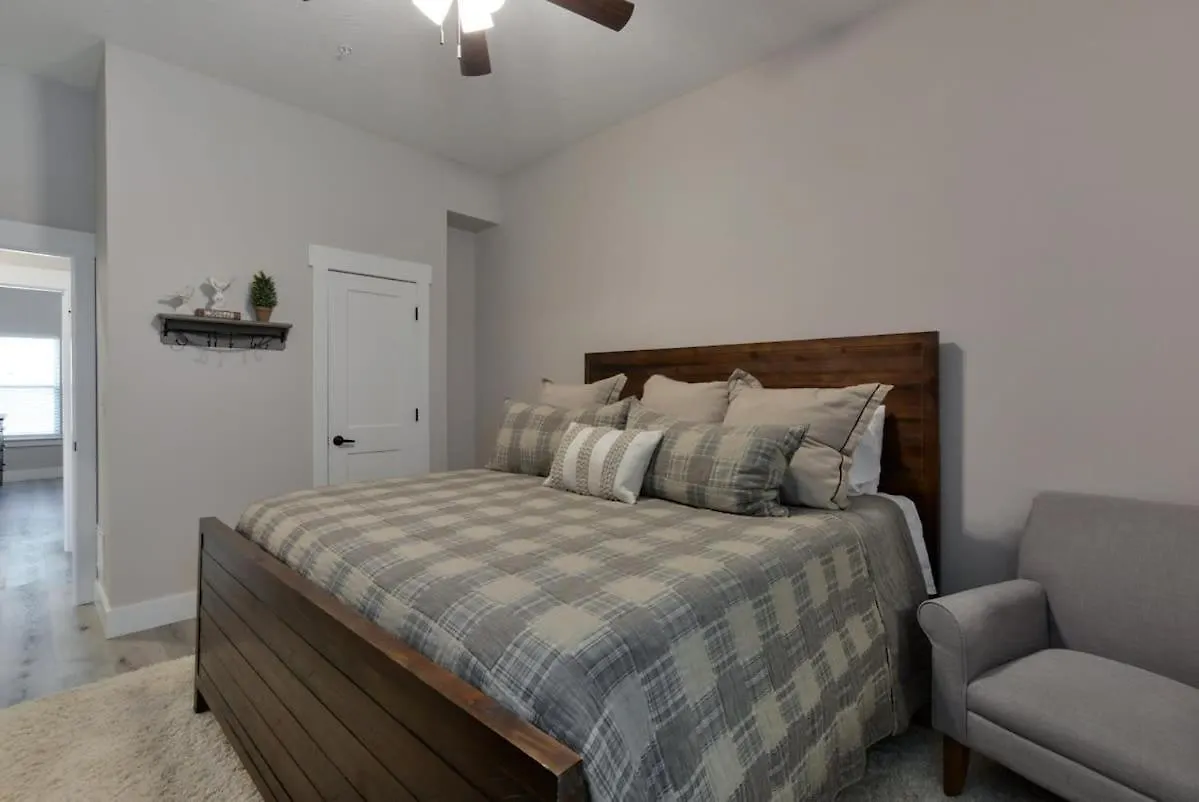 Journey's Remedy -lake View Sleeps 30 Branson