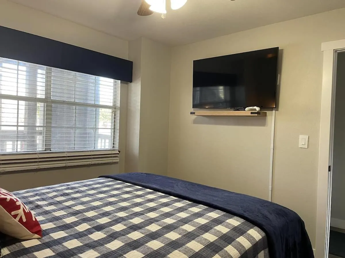 Libby's Perch No Stairs Outdoor Pool Holiday home Branson