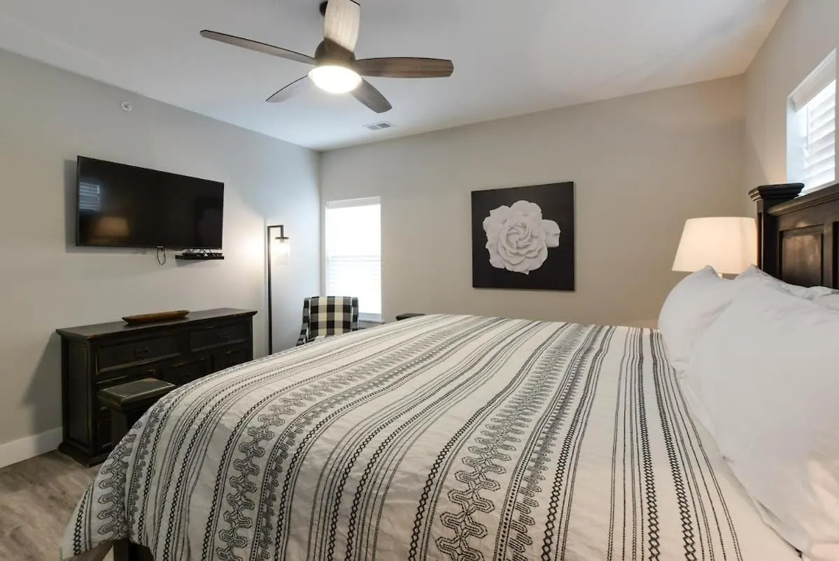 Livin' The Dream- Indoor Outdoor Pool & Private Hot Tub Holiday home Branson